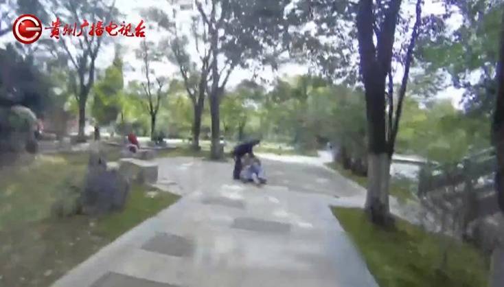 “親愛的，千萬(wàn)別說(shuō)漏嘴！”68歲貴州阿姨遇“黃昏戀”，監(jiān)控拍下……