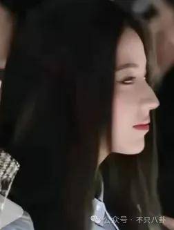 前幾年還被嘲長得土，如今逆襲成大美女了？！