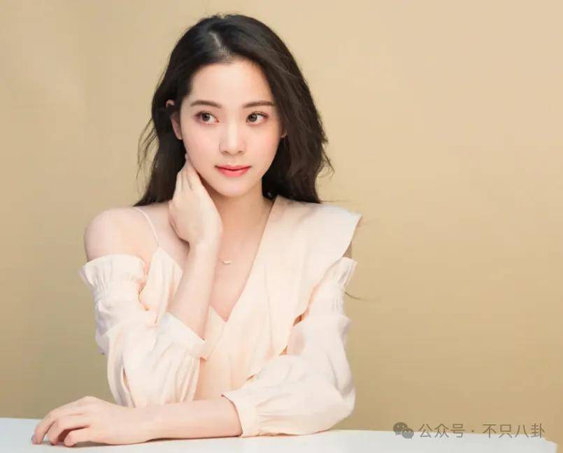 前幾年還被嘲長得土，如今逆襲成大美女了？！