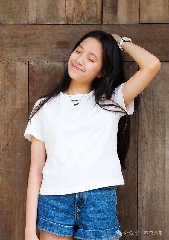 前幾年還被嘲長得土，如今逆襲成大美女了？！