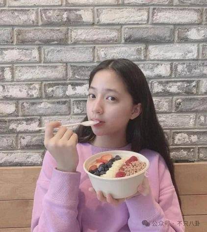 前幾年還被嘲長得土，如今逆襲成大美女了？！