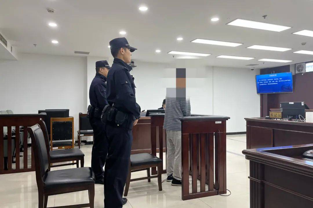 無恥！北京一對情侶租房，遭五旬房東潛入、偷窺