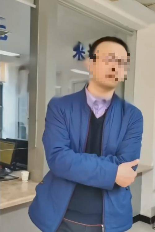規(guī)劃局副局長跳窗逃離，被堵4小時(shí)不能怪群眾