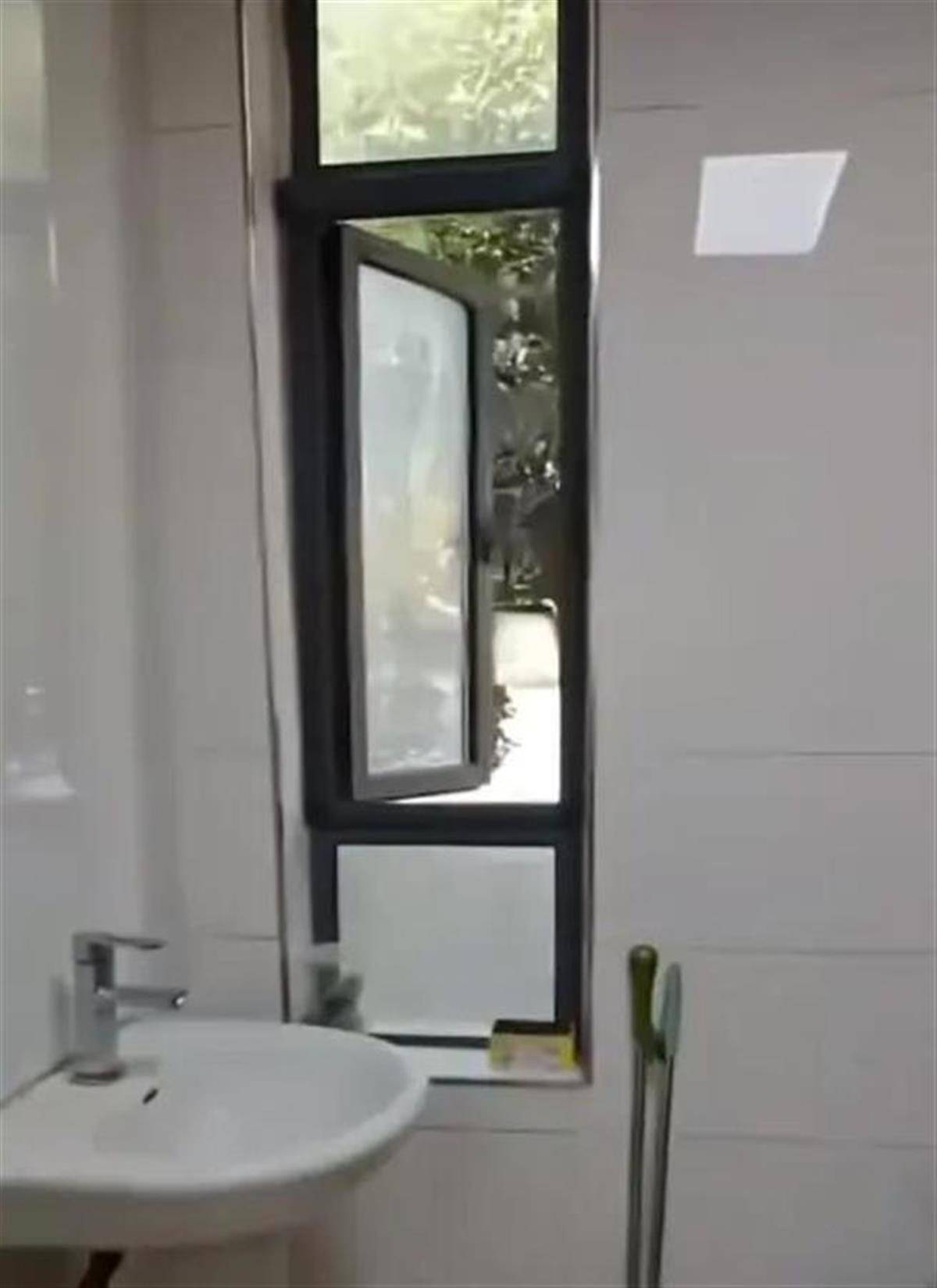 規(guī)劃局副局長跳窗逃離，被堵4小時(shí)不能怪群眾