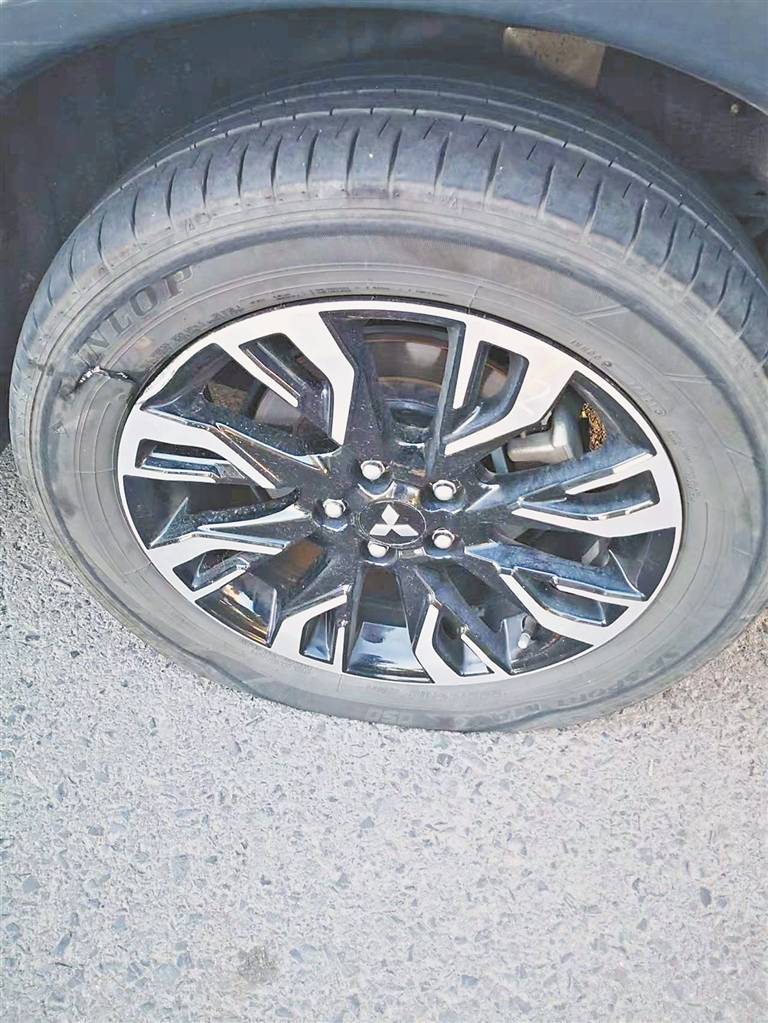 哈爾濱王女士：中山路駕車壓到翹邊井蓋，輪胎廢了