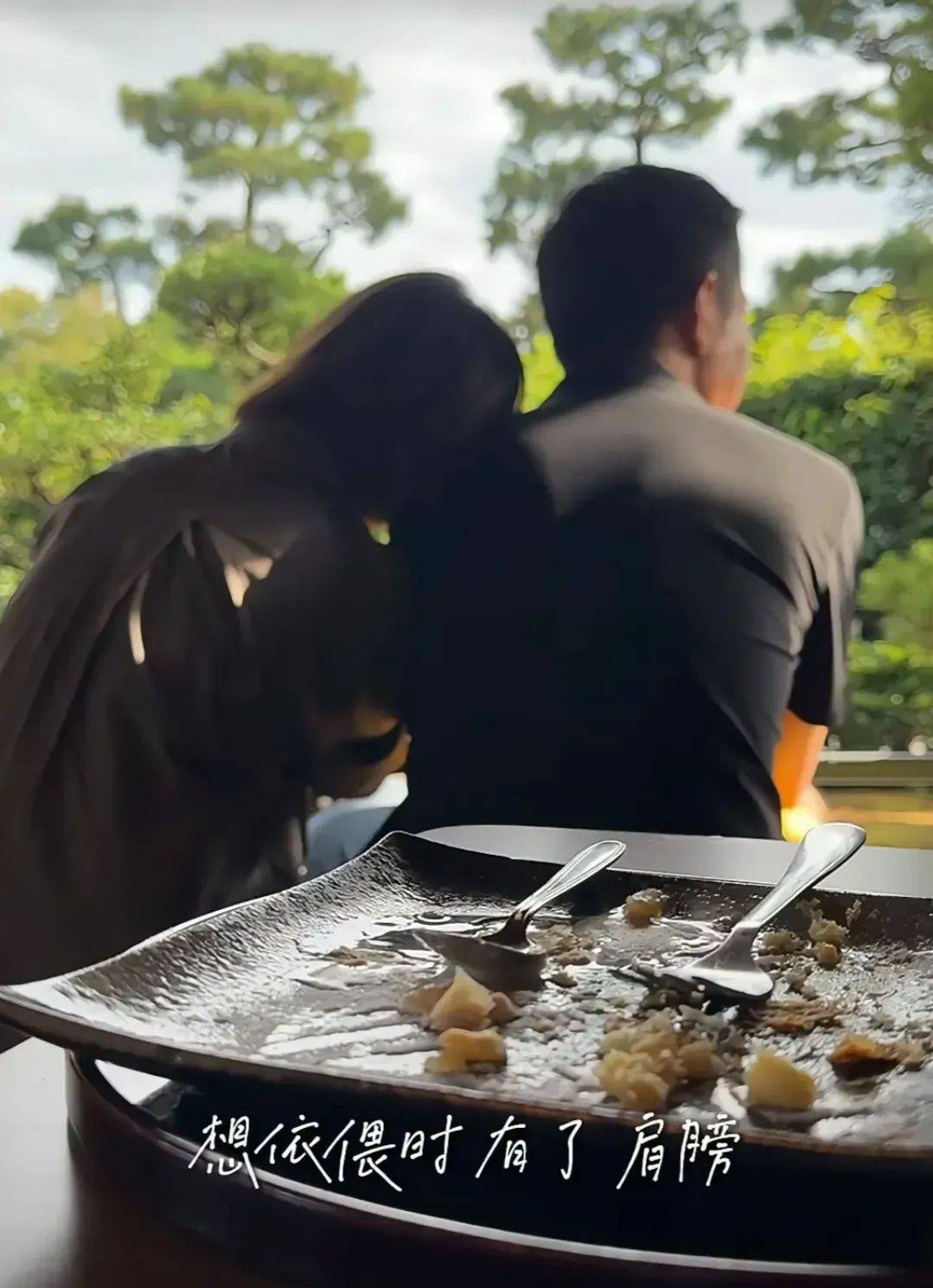 41歲主持人王冠官宣婚訊，曬與老公牽手合照！