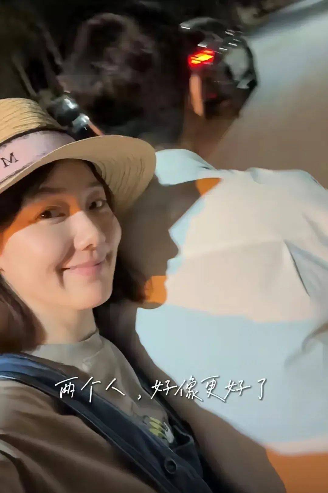 41歲主持人王冠官宣婚訊，曬與老公牽手合照！