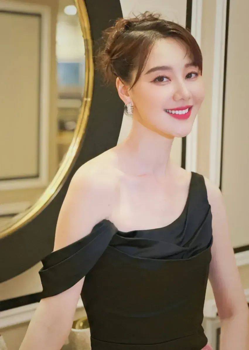 41歲主持人王冠官宣婚訊，曬與老公牽手合照！