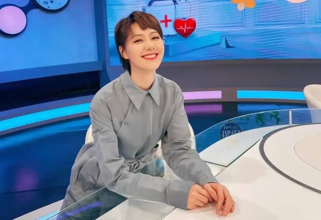 41歲主持人王冠官宣婚訊，曬與老公牽手合照！