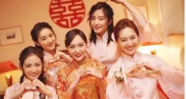 41歲主持人王冠官宣婚訊，曬與老公牽手合照！