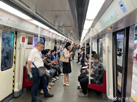 廣州地鐵3號線東延段開通首日海傍站滿座，番禺廣場站啟動限流