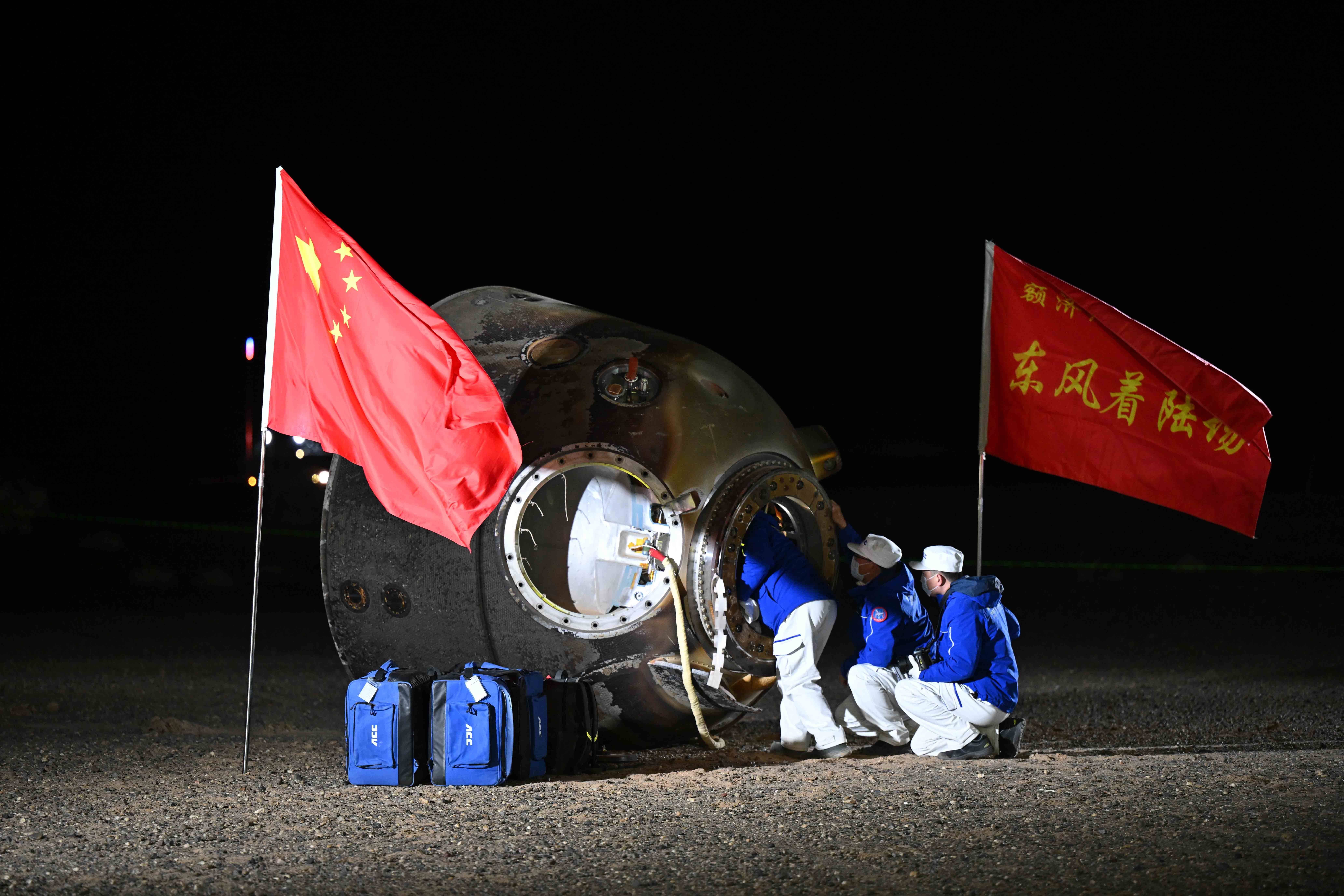 返回艙著陸最后一米，4臺(tái)著陸反推發(fā)動(dòng)機(jī)10毫秒內(nèi)同時(shí)點(diǎn)火
