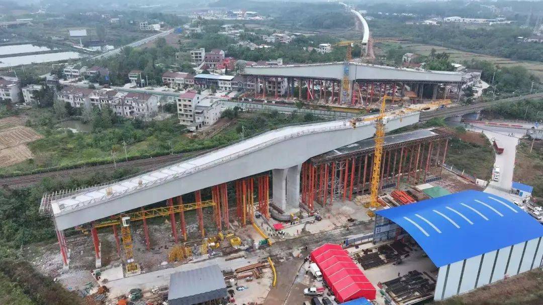 國內首例！在湖北，“超級工程”空中“轉體”！