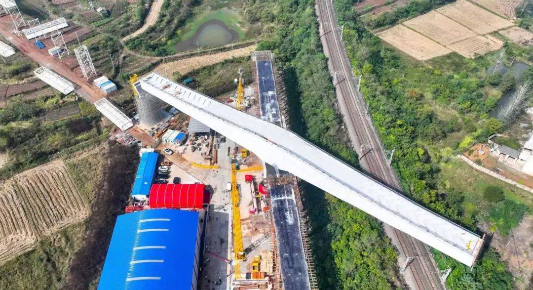 國內首例！在湖北，“超級工程”空中“轉體”！