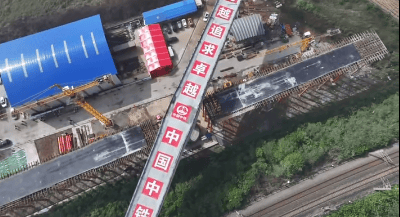 國內首例！在湖北，“超級工程”空中“轉體”！