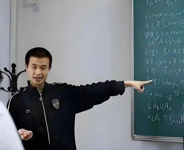韋東奕上課照片走紅，新發(fā)型吸睛，網(wǎng)友：板書真漂亮，可惜看不懂