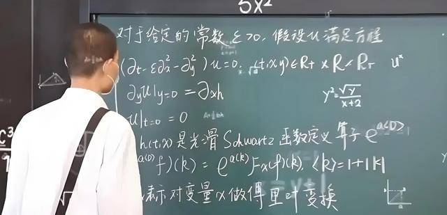 韋東奕上課照片走紅，新發(fā)型吸睛，網(wǎng)友：板書真漂亮，可惜看不懂