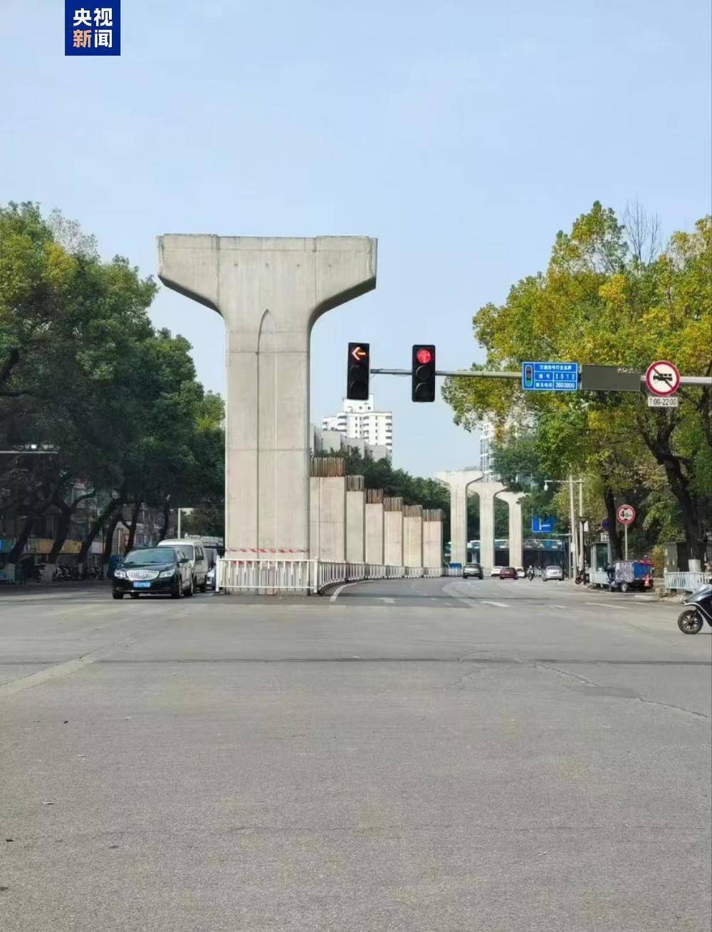 柳州輕軌墩柱將被拆除，系落馬市委書記拍板“政績(jī)工程”，被當(dāng)?shù)厝藨蚍Q“幻想柱”