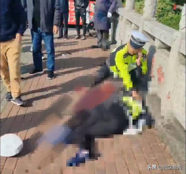 貨拉拉司機(jī)被開罰單后將交警撞倒？街道辦：交警在搶救，司機(jī)被控制