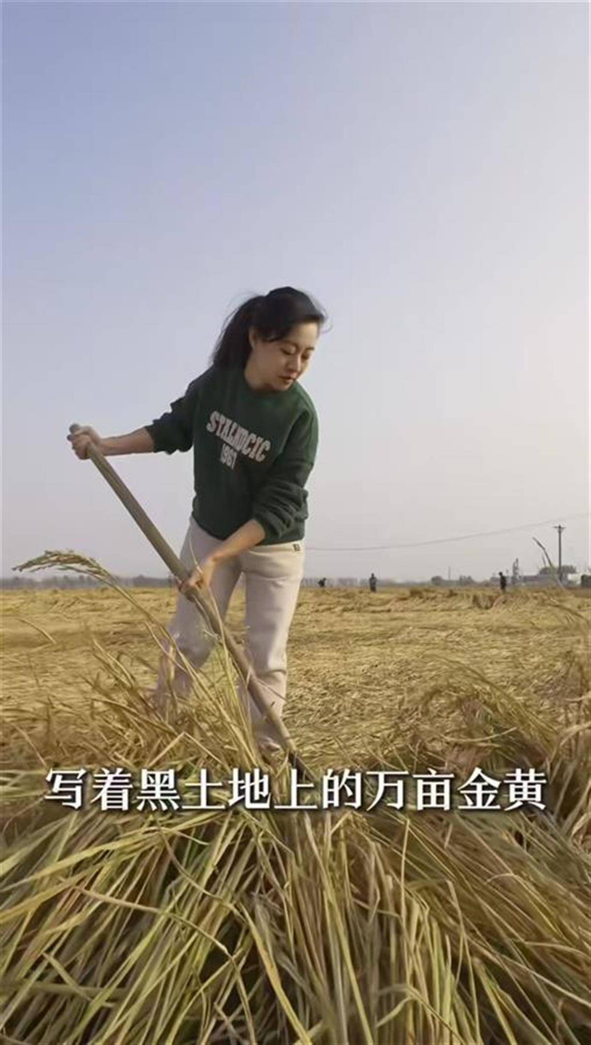 用東北話+英語帶貨的副局長系英語專業(yè)畢業(yè)，走紅后有了“容貌焦慮”