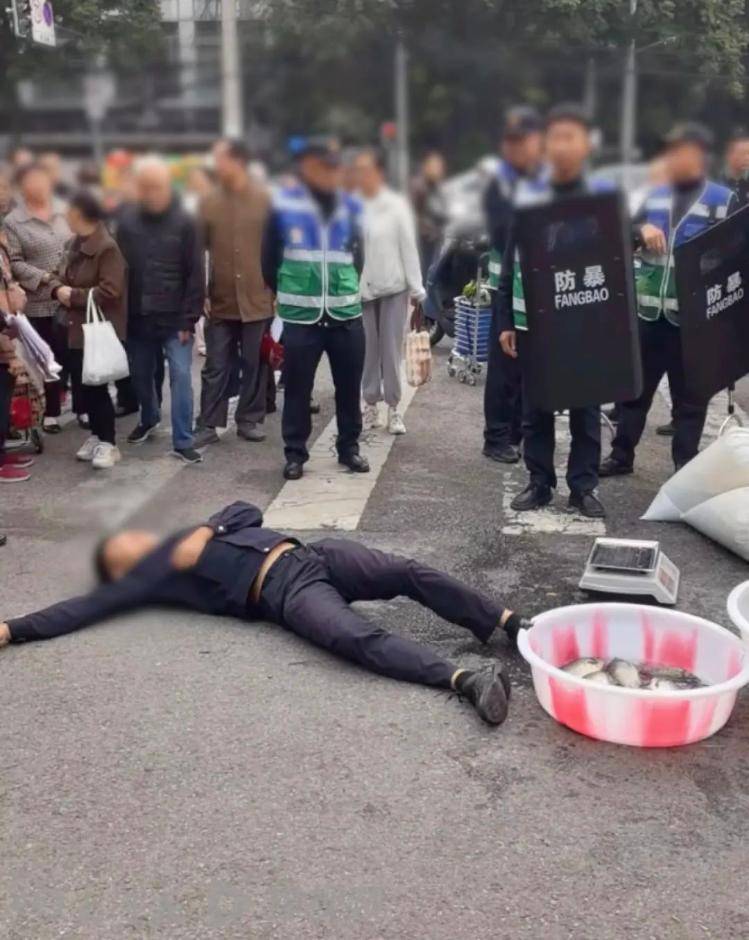 成都一魚販持剪刀與城管對峙，2人倒地！城管局回應：有同事受傷，警方已介入