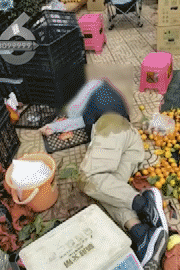 昆明一老人趕集摔倒壓壞水果攤！中午就帶著家屬找來了，攤主慌了……