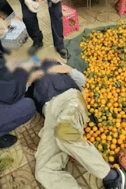 昆明一老人趕集摔倒壓壞水果攤！中午就帶著家屬找來了，攤主慌了……