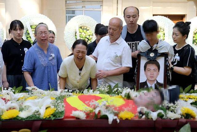 痛心！武漢版“八里河派出所”所長凌晨在所里倒下 年僅52歲
