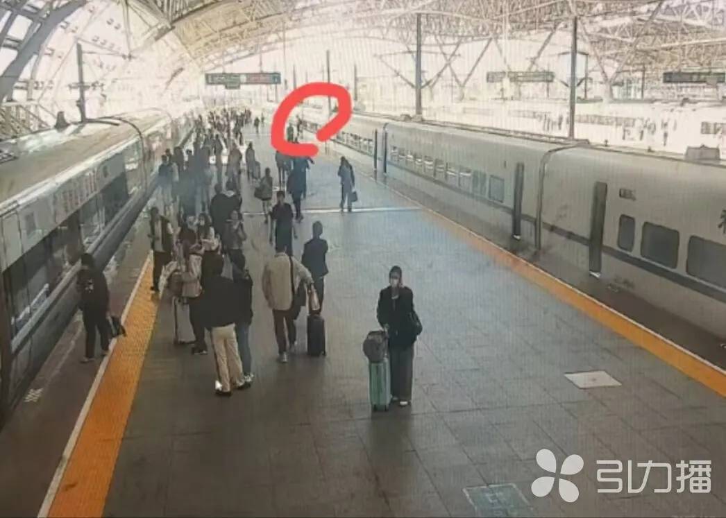 事發(fā)上海出發(fā)高鐵！一男子竟出手阻擋正在關(guān)閉的車門，理由離譜