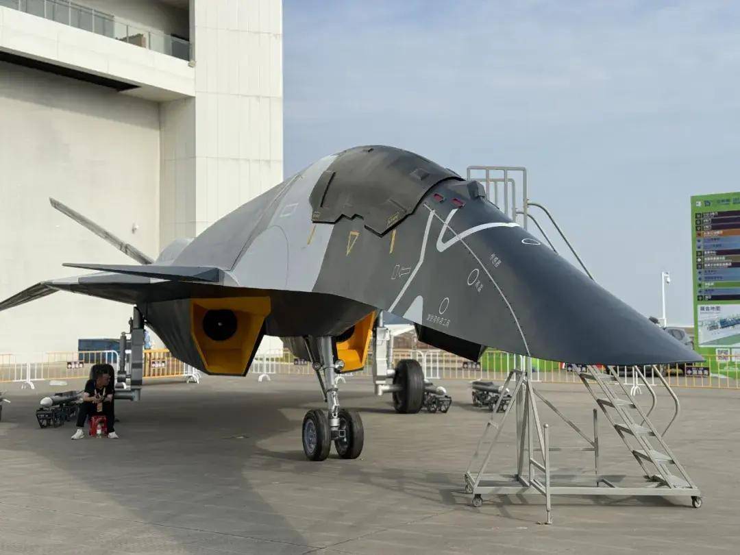 南天門計(jì)劃是真的？“白帝”空天戰(zhàn)機(jī)亮相珠海！六代機(jī)真長這樣？