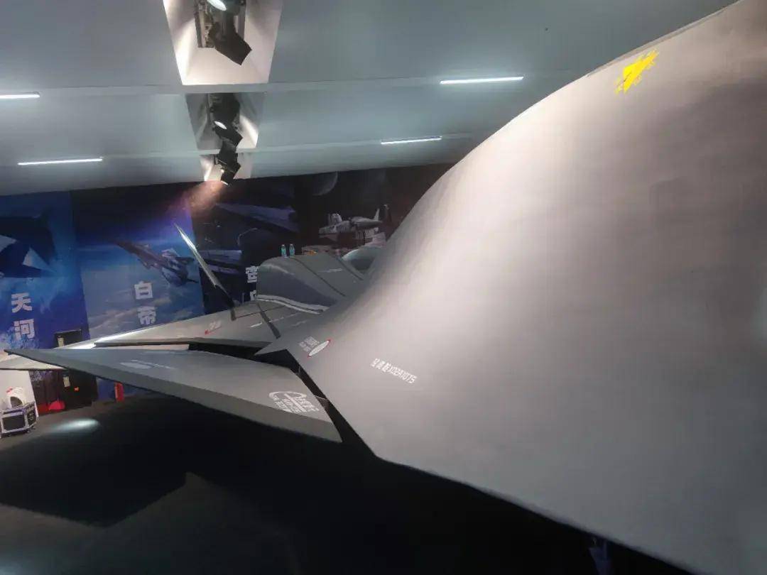 南天門計(jì)劃是真的？“白帝”空天戰(zhàn)機(jī)亮相珠海！六代機(jī)真長這樣？