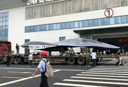 南天門計(jì)劃是真的？“白帝”空天戰(zhàn)機(jī)亮相珠海！六代機(jī)真長這樣？