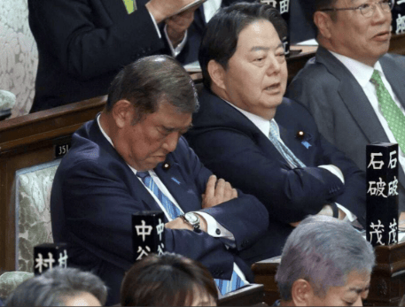 石破茂被指在首相指名選舉時打瞌睡，日本政府回應(yīng)：他吃了感冒藥