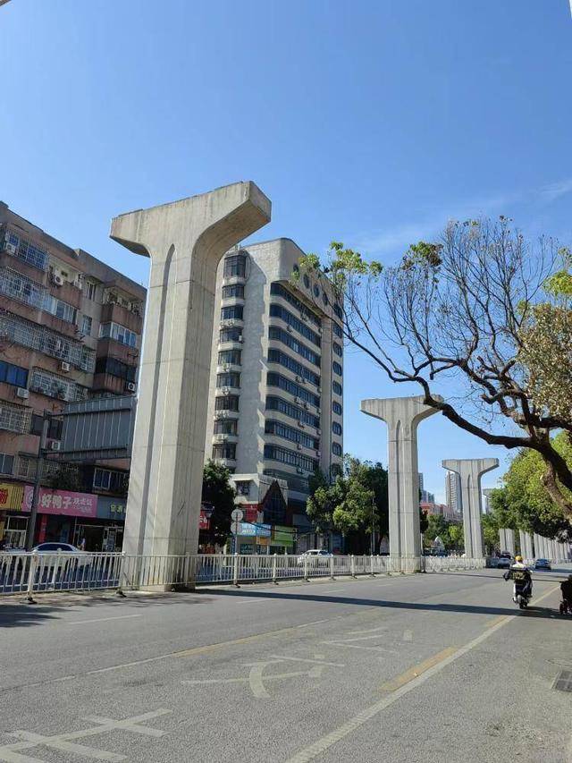 “當初就不該建！”廣西爛尾輕軌被拆，市民吐槽：又浪費了一次錢