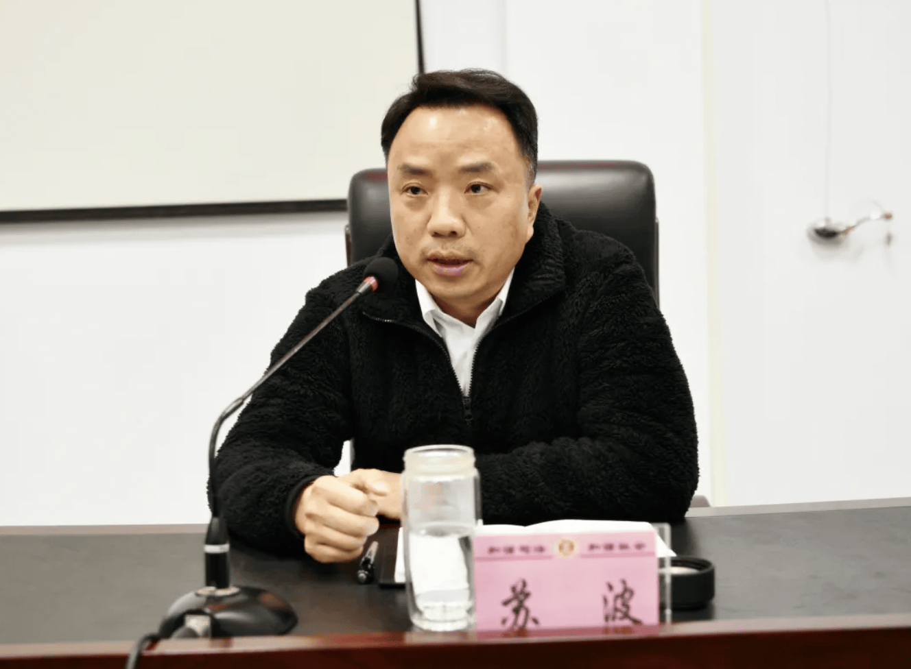 身為法院副院長(zhǎng)，他長(zhǎng)期脫崗曠工、遲到早退！