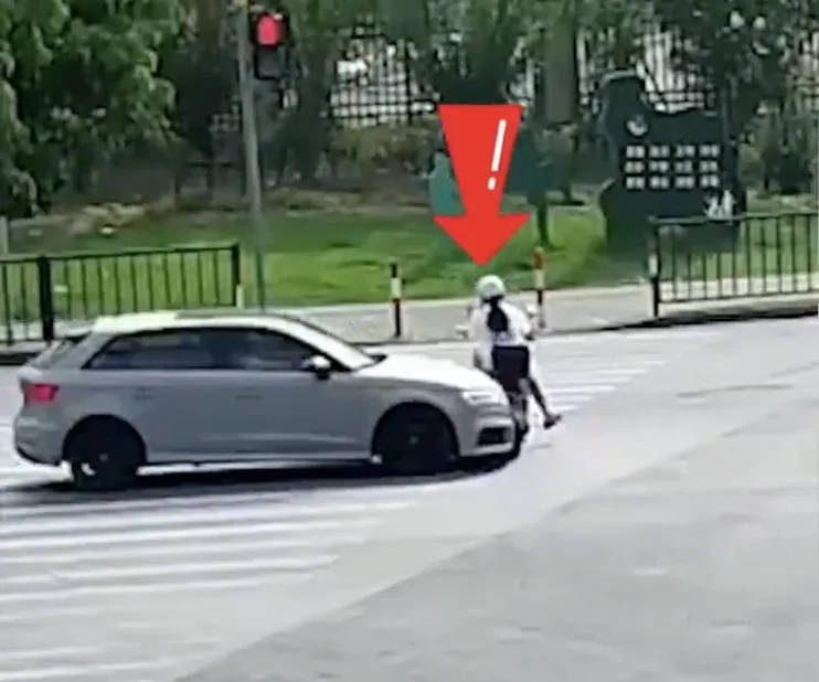 女子闖紅燈被撞反問(wèn)“車主無(wú)責(zé)嗎？”，交警的回答全網(wǎng)怒贊！
