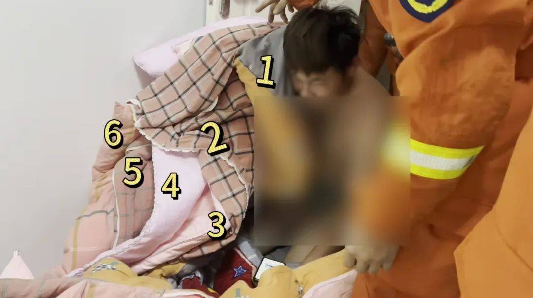 大型社死現(xiàn)場！男子睡午覺蓋6層被子不料被“封印”，驚動(dòng)消防！
