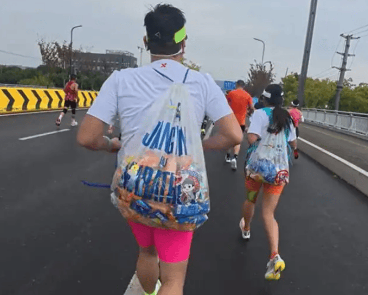 蘇州馬拉松遭參賽者“薅羊毛”？一對男女選手拿走大量能量膠，有網(wǎng)友稱“明年還來進貨”