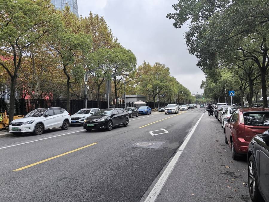 車庫(kù)寧可空著也不給停？300多輛車被硬擠到馬路上！浦東這些場(chǎng)館怎么了？