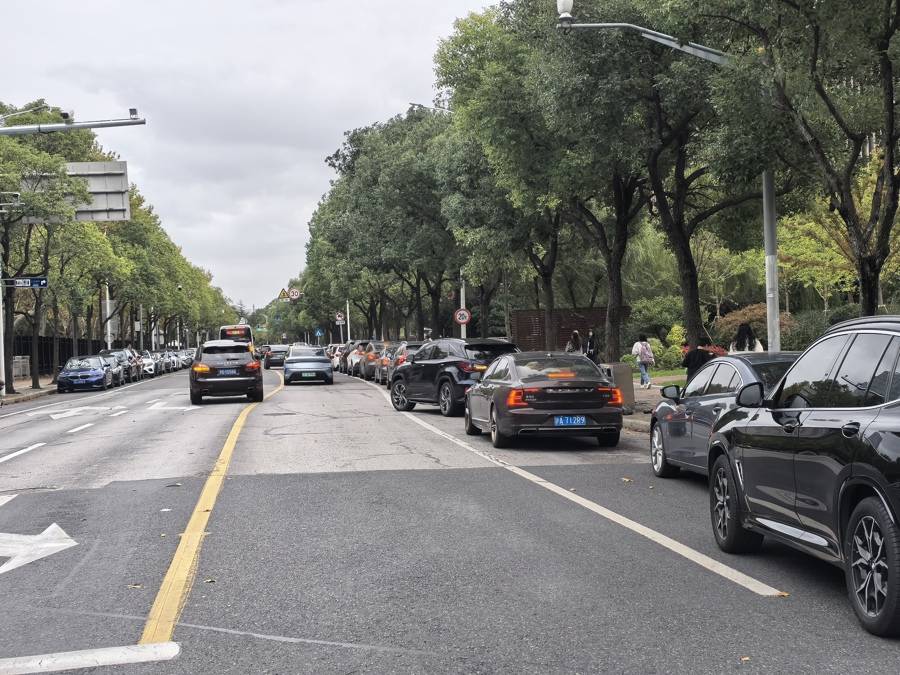 車庫(kù)寧可空著也不給停？300多輛車被硬擠到馬路上！浦東這些場(chǎng)館怎么了？