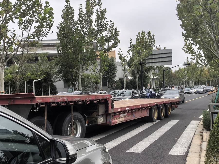 車庫(kù)寧可空著也不給停？300多輛車被硬擠到馬路上！浦東這些場(chǎng)館怎么了？