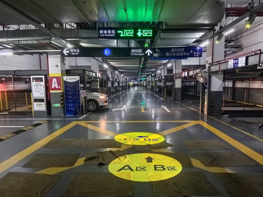 車庫(kù)寧可空著也不給停？300多輛車被硬擠到馬路上！浦東這些場(chǎng)館怎么了？