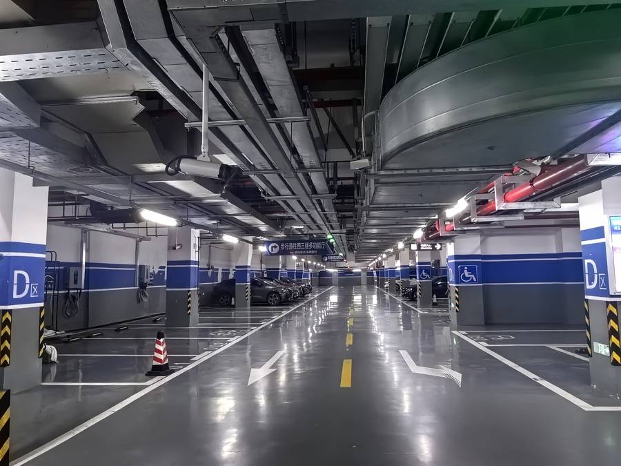 車庫(kù)寧可空著也不給停？300多輛車被硬擠到馬路上！浦東這些場(chǎng)館怎么了？