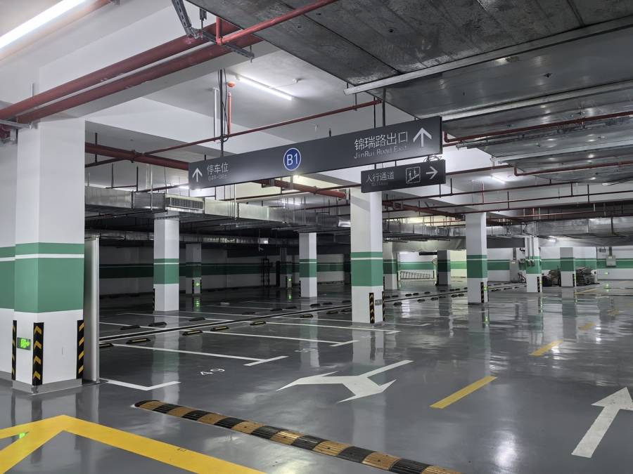 車庫(kù)寧可空著也不給停？300多輛車被硬擠到馬路上！浦東這些場(chǎng)館怎么了？