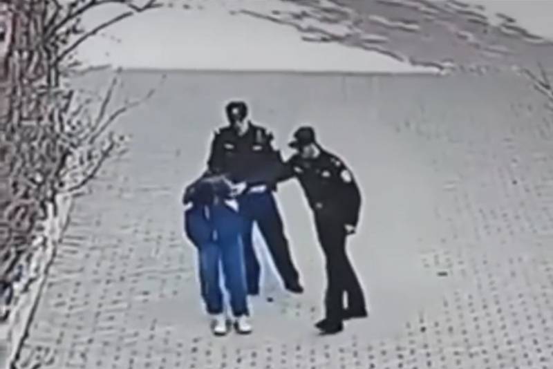 派出所副所長(zhǎng)踢打?qū)W生牽出案中案！教育部門(mén)回應(yīng)校園霸凌傳聞