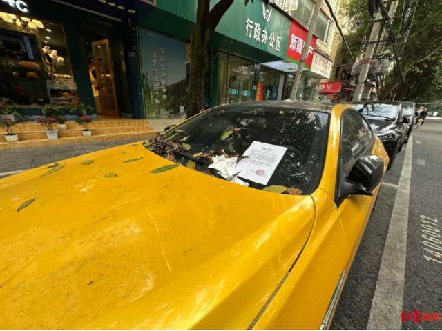 成都街邊一輛百萬寶馬停了兩個(gè)多月，欠費(fèi)近2000元！市民：有幾分蹊蹺！車主：搞忘取車了