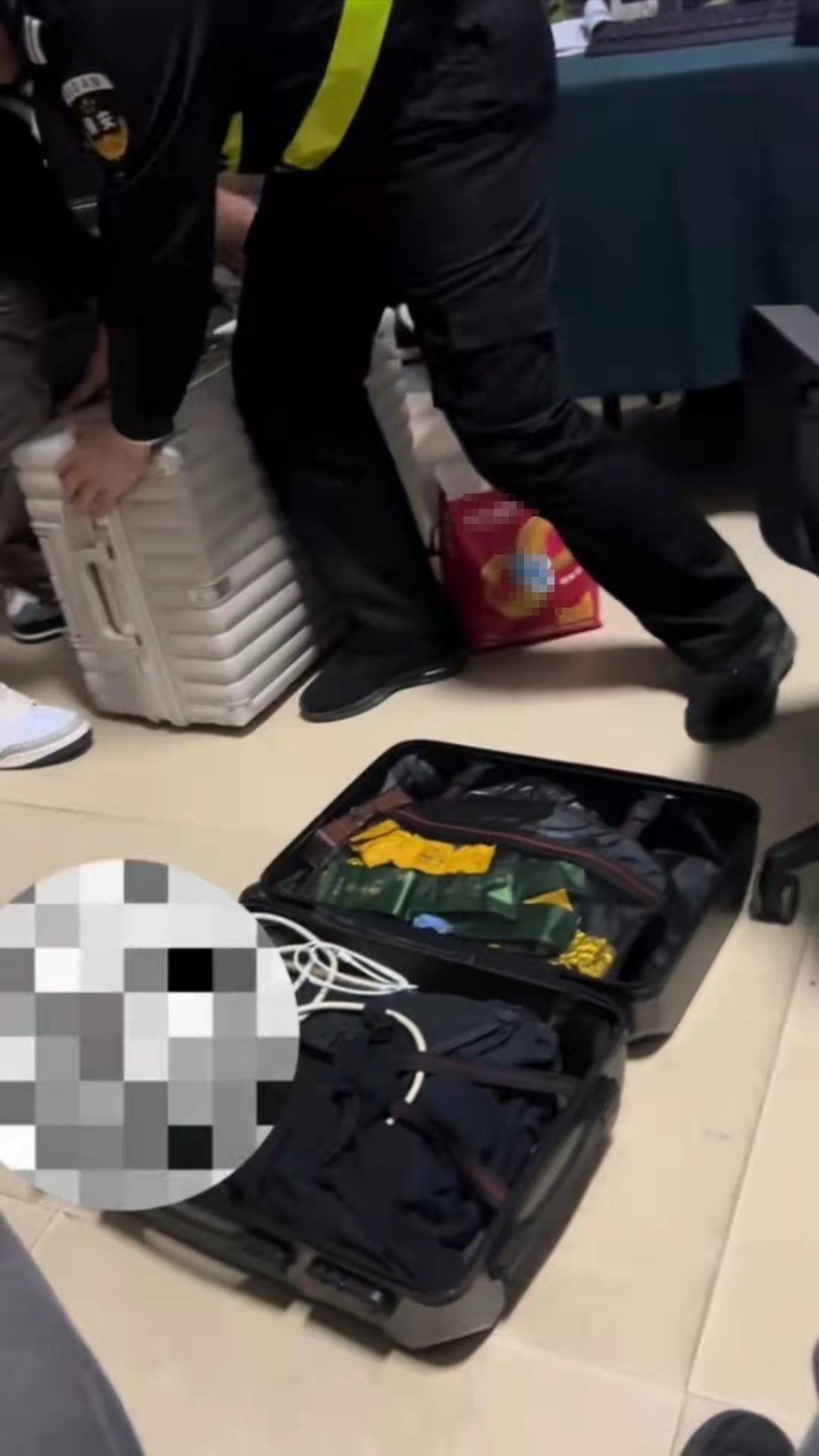 福州一高校學(xué)生進(jìn)校門被開行李箱檢查，保安侵犯隱私？校方：會反饋調(diào)查