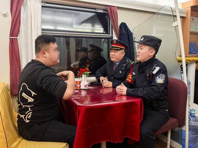 列車上一醉酒“紋身哥”突然對(duì)乘警說(shuō)“我是逃犯”，乘警一查：不，你不是！