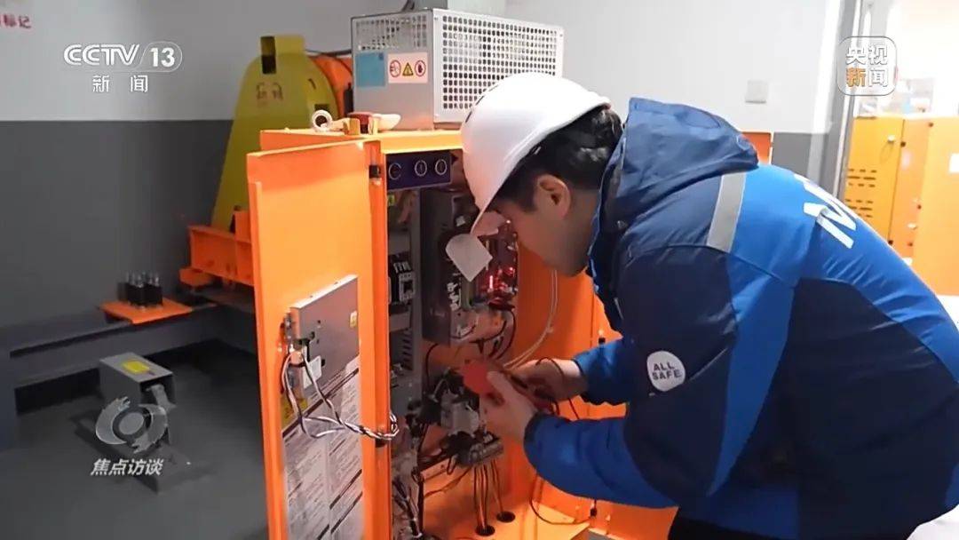 一電梯從11層沖頂?shù)?8層致7歲男孩全身骨折，老舊電梯維修更新何解？