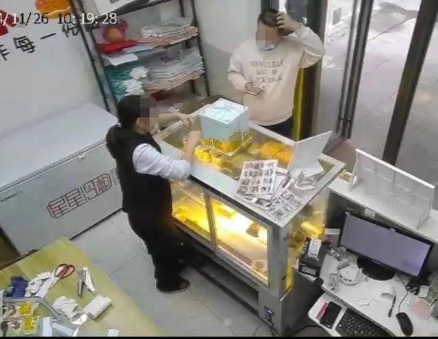 因蛋糕上放鮮花20多家店被同一人舉報，商家懷疑職業(yè)打假，舉報者回應(yīng)